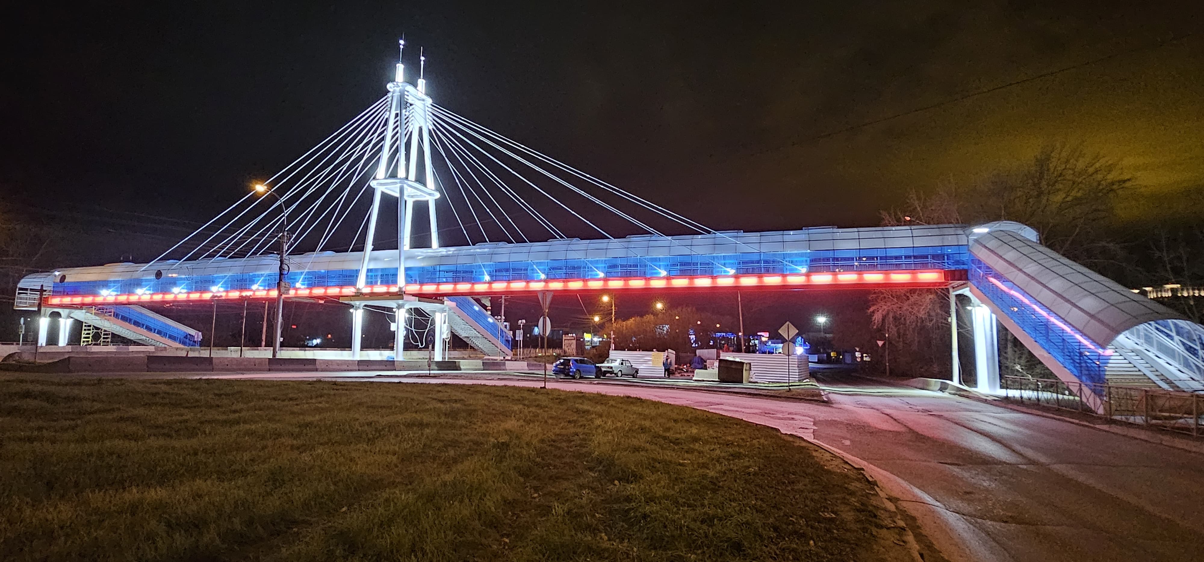 Мост в Новосибирске засиял новыми красками!