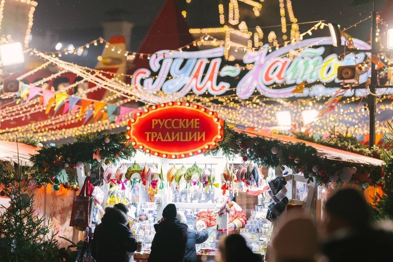 Светильники FEREKS освещают ГУМ-Каток на Красной площади в Москве
